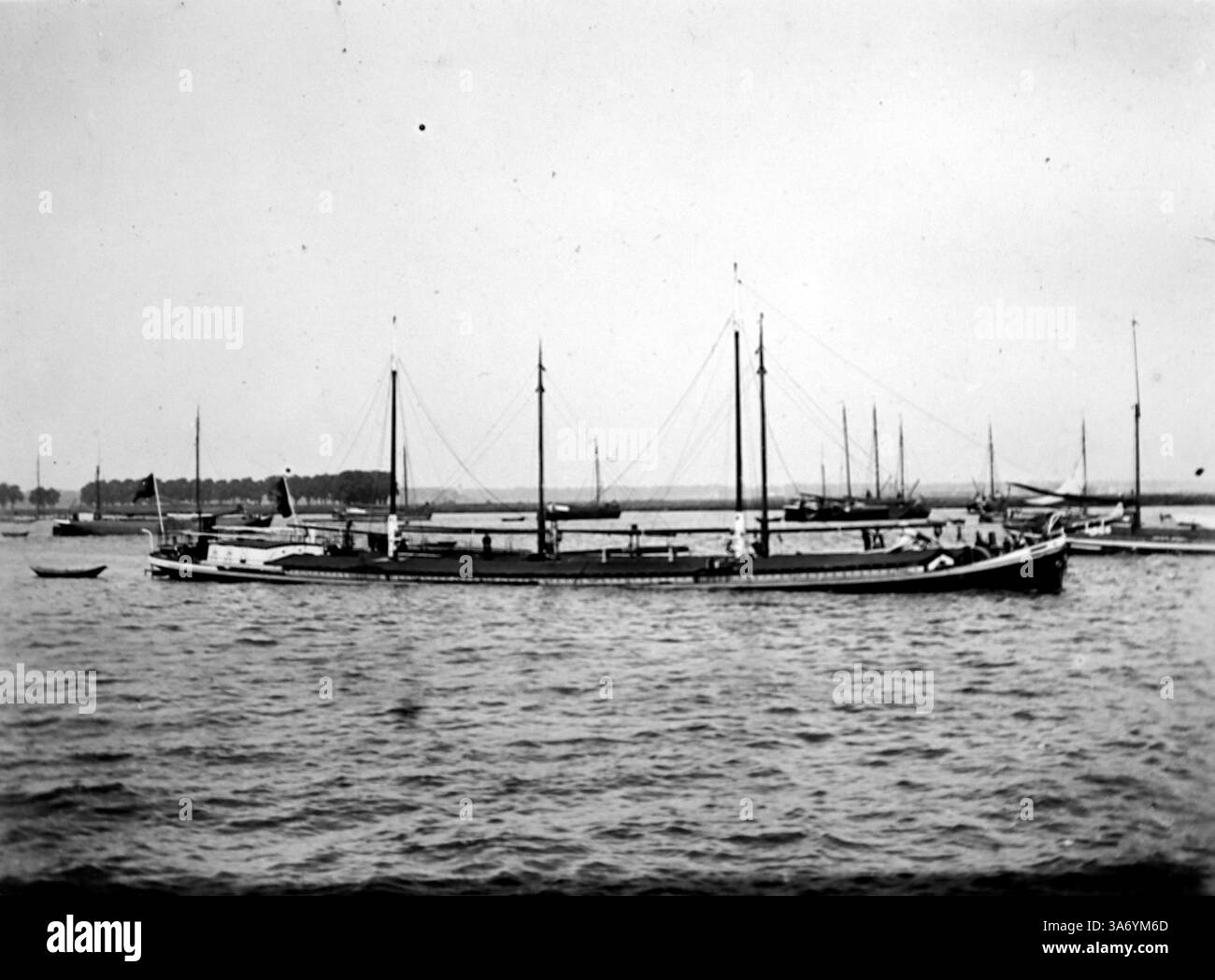 Fluss Schelde, Antwerpen, Belgien: Binnenschiffe auf dem Fluss, von der SS Colchester aus gesehen. Aus einer Sammlung von Fotografien von der Europatour einer Familie, die 1899 stattfand. Die Originalfotos waren etwa 3 ½ x 2 ½ Zoll und bieten einen interessanten Blick auf die Bräuche, Moden und Sozialgeschichte der späten viktorianischen Zeit. Stockfoto