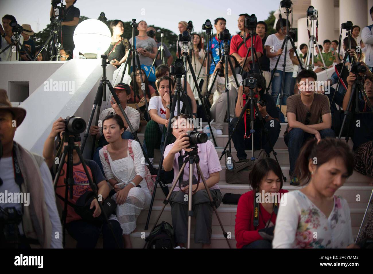 25. Oktober 2014 - Chiang Mai, Chiang Mai, Thailand - 25. Oktober 2014 - Chiang Mai, Thailand - lokale Fotografen und Touristen bereiten sich auf die Kathin-Zeremonie vor, das Anbieten von Gewändern für buddhistische Leihgaben und die Freilassung Tausender schwimmender Laternen. (Bild: © James Macdonald/ZUMA Wire) Stockfoto