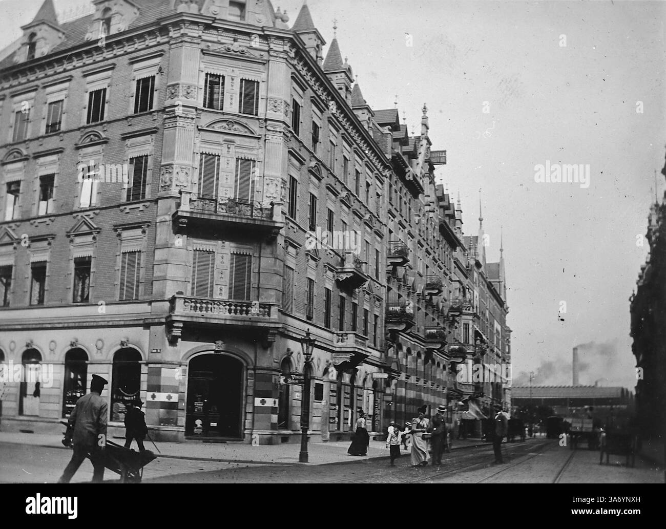 Gebäude und Straßenszene in der Graf-Adolf-Straße in Düsseldorf. Benannt wurde sie nach Adolf V., Graf von Berg, der Düsseldorf 1288 die Stadtrechte gewährte. Die Straße führt durch das Stadtzentrum und ist eine Hauptverkehrsstraße, die den Graf-Adolf-Platz mit dem Konrad-Adenauer-Platz verbindet. Aus einer Sammlung von Fotografien von der Europatour einer Familie, die 1899 stattfand. Die Originalfotos waren etwa 3 ½ x 2 ½ Zoll und bieten einen interessanten Blick auf die Bräuche, Moden und Sozialgeschichte der späten viktorianischen Zeit. Stockfoto