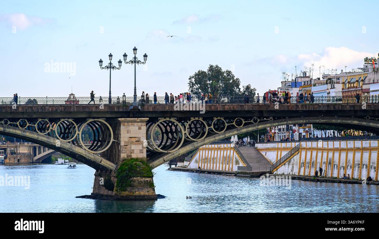 Blick auf die Triana-Brücke vom Guadalquivir River aus, offiziell Isabel II Bridge genannt. Stockfoto