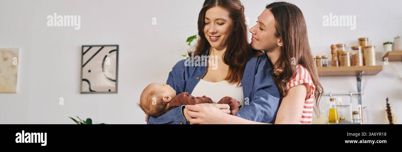 Zwei liebevolle Lesben umarmen ihr neugeborenes Kind und teilen einen Moment der Freude. Stockfoto