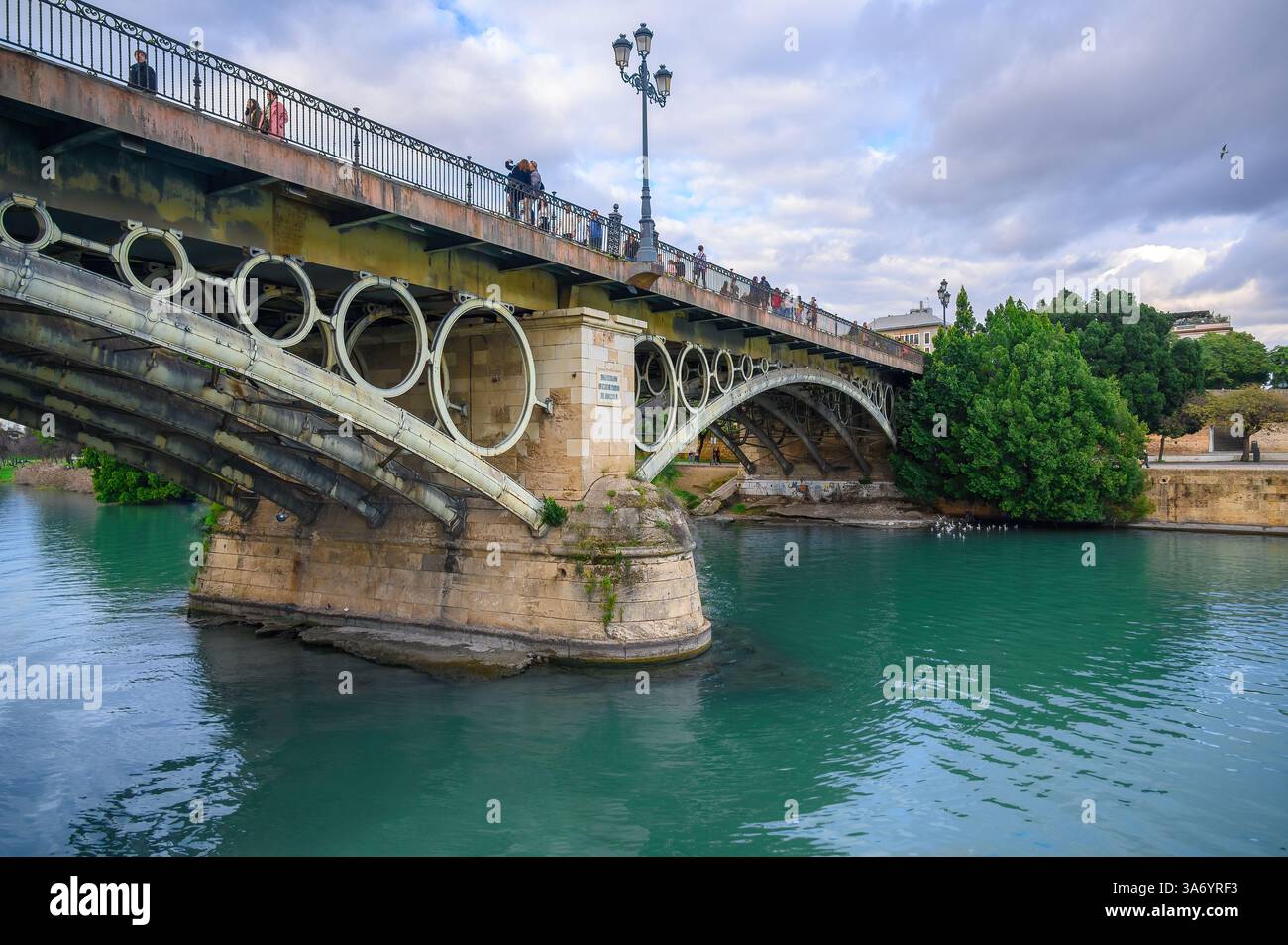 Flacher Blick auf die Architektur der Isabel-II-Brücke, allgemein bekannt als Triana-Brücke. Stockfoto