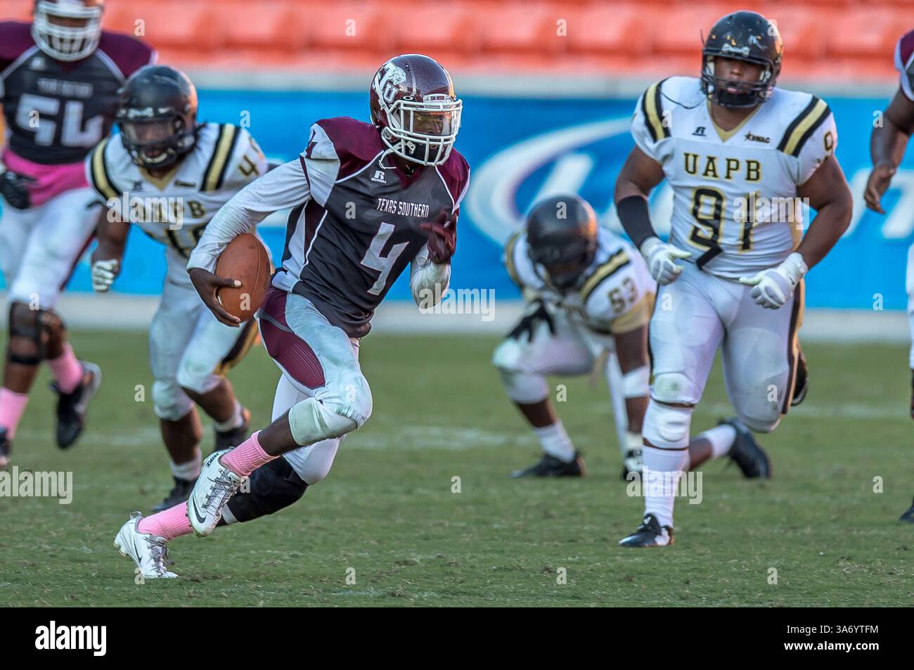 25. Oktober 2014: Houston, Texas, USA: Der Quarterback der Texas Southern Tigers Homer Causey (4) holt sich einen ersten Rückstand während eines NCAA-Fußballspiels zwischen der University of Arkansas at Pine Bluff Golden Lions und den Texas Southern Tigers im BBVA Compass Stadium, Houston, Tx. Arkansas-Pine Bluff Beat TSU 38-37(Bild: © Rudy Hardy/Cal Sport Media/ZUMAPRESS.com) Stockfoto