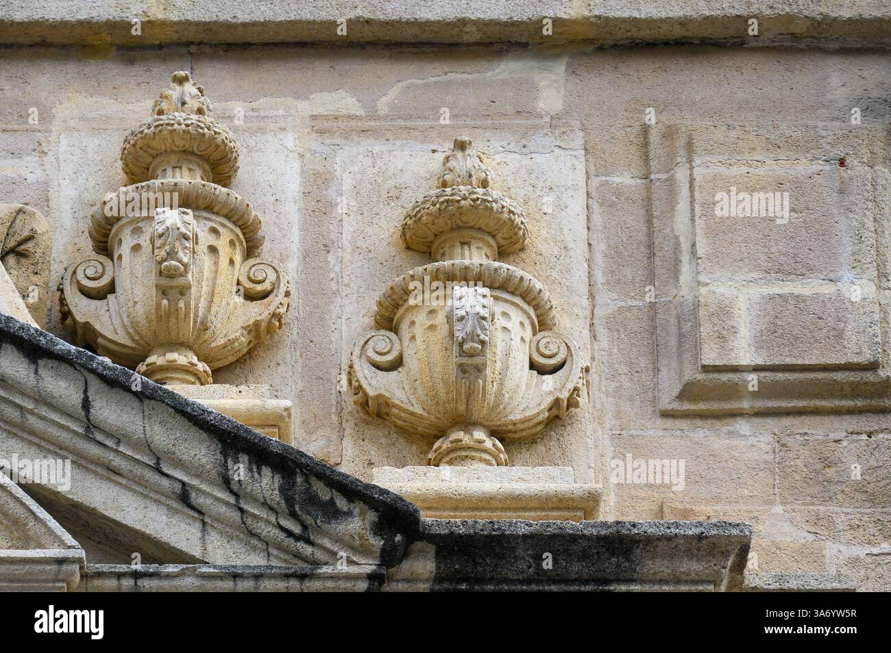 Dekorative Steinvasen an der Fassade der Kathedrale von Sevilla. Stockfoto