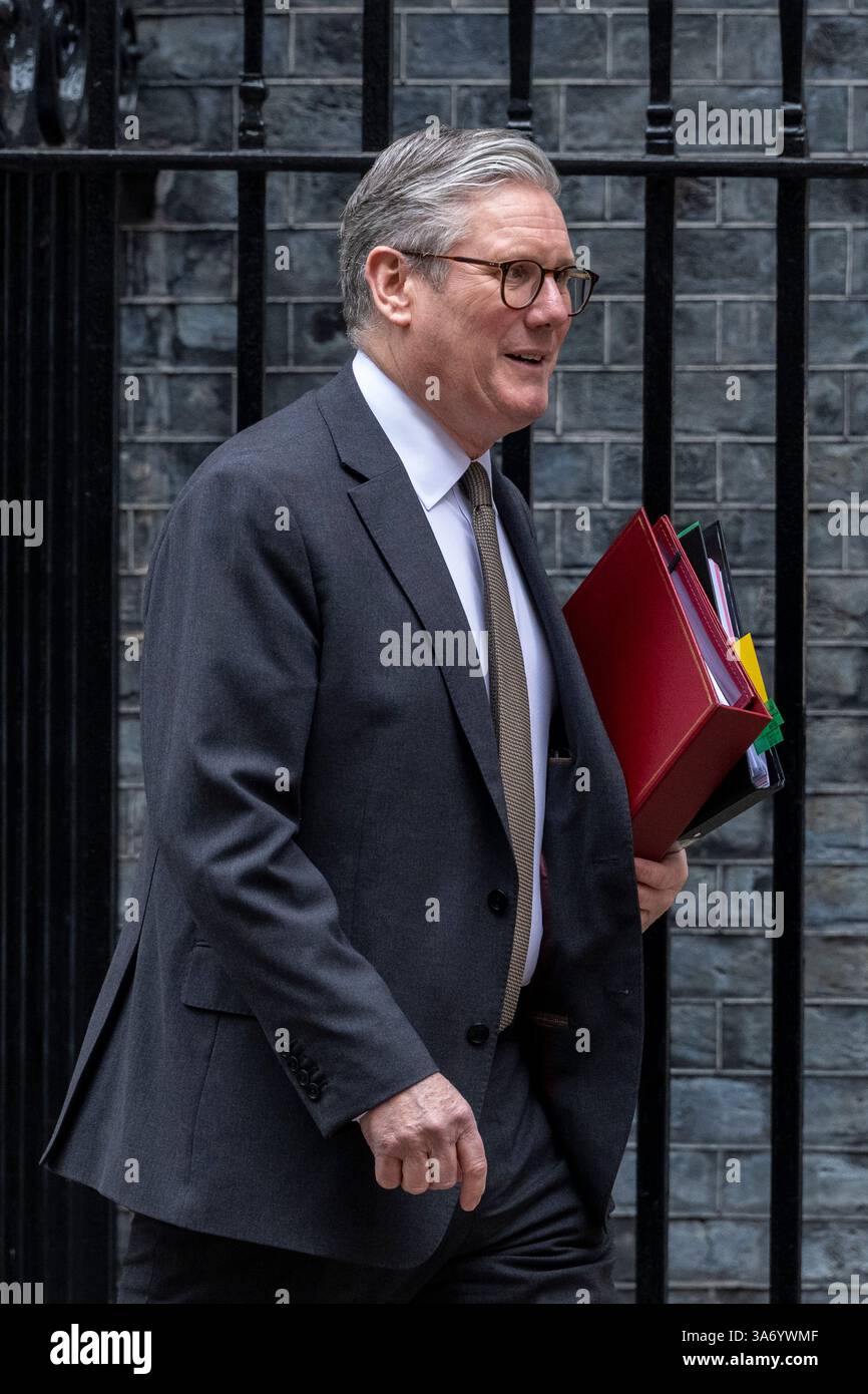 London, Großbritannien. 26. Oktober 2025. Keir Starmer, Premierminister, verlässt die Downing Street Nummer 10 für Fragen des Premierministers (PMQ) im Unterhaus. Quelle: Stephen Chung / Alamy Live News Stockfoto London, Großbritannien. 26. Oktober 2025. Keir Starmer, Premierminister, verlässt die Downing Street Nummer 10 für Fragen des Premierministers (PMQ) im Unterhaus. Quelle: Stephen Chung / Alamy Live News Stockfoto