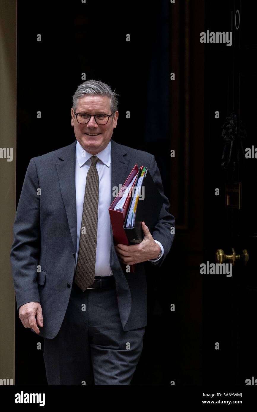 London, Großbritannien. 26. Oktober 2025. Keir Starmer, Premierminister, verlässt die Downing Street Nummer 10 für Fragen des Premierministers (PMQ) im Unterhaus. Quelle: Stephen Chung / Alamy Live News Stockfoto London, Großbritannien. 26. Oktober 2025. Keir Starmer, Premierminister, verlässt die Downing Street Nummer 10 für Fragen des Premierministers (PMQ) im Unterhaus. Quelle: Stephen Chung / Alamy Live News Stockfoto