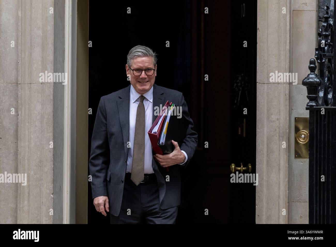London, Großbritannien. 26. Oktober 2025. Keir Starmer, Premierminister, verlässt die Downing Street Nummer 10 für Fragen des Premierministers (PMQ) im Unterhaus. Quelle: Stephen Chung / Alamy Live News Stockfoto London, Großbritannien. 26. Oktober 2025. Keir Starmer, Premierminister, verlässt die Downing Street Nummer 10 für Fragen des Premierministers (PMQ) im Unterhaus. Quelle: Stephen Chung / Alamy Live News Stockfoto
