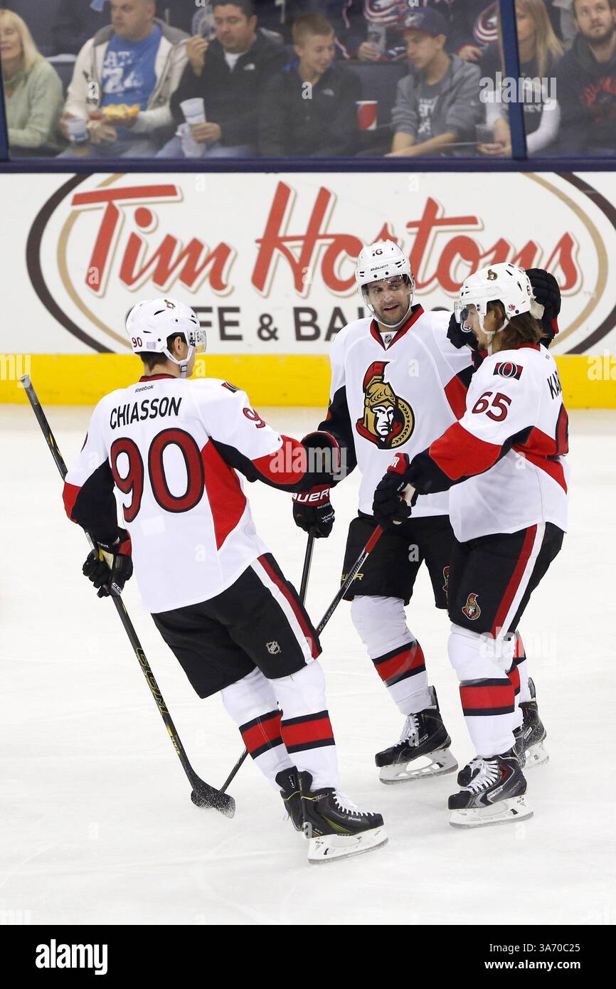 28. Oktober 2014; Clarke MacArthur (Mitte) feiert sein Tor in der ersten Periode mit Alex Chiasson (90) und Erik Karlsson (65) während des NHL-Spiels zwischen den Ottawa Senators und den Columbus Blue Jackets in der Nationwide Arena in Columbus, OH. (Bild: © Aaron Doster/Cal Sport Media/ZUMAPRESS.com) Stockfoto