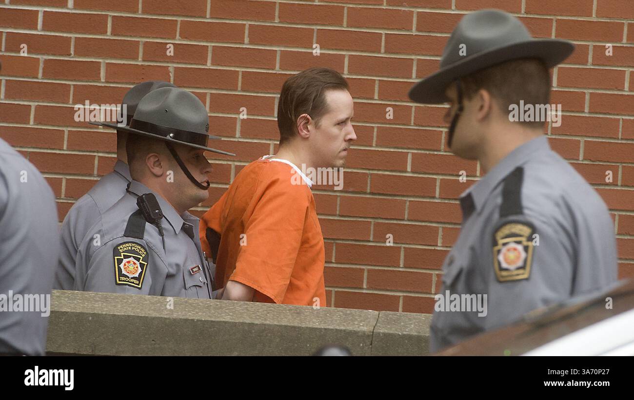 31. Oktober 2014: Milford, Pennsylvania, USA: ERIC FREIN wird von seiner Anklage im Pike County Courthouse begleitet. Frein wurde gestern für den mutmaßlichen Mord an Corporal Bryon K. Dickson II., einem Offizier der Pennsylvania State Police, und den mutmaßlichen Mord an Alex Douglass, einem weiteren Staatspolizisten in Pike County, Pennsylvania, am 12. September 2014 gefangen genommen. (Kreditbild: © Harry Fisher/TNS/ZUMA Wire) Stockfoto