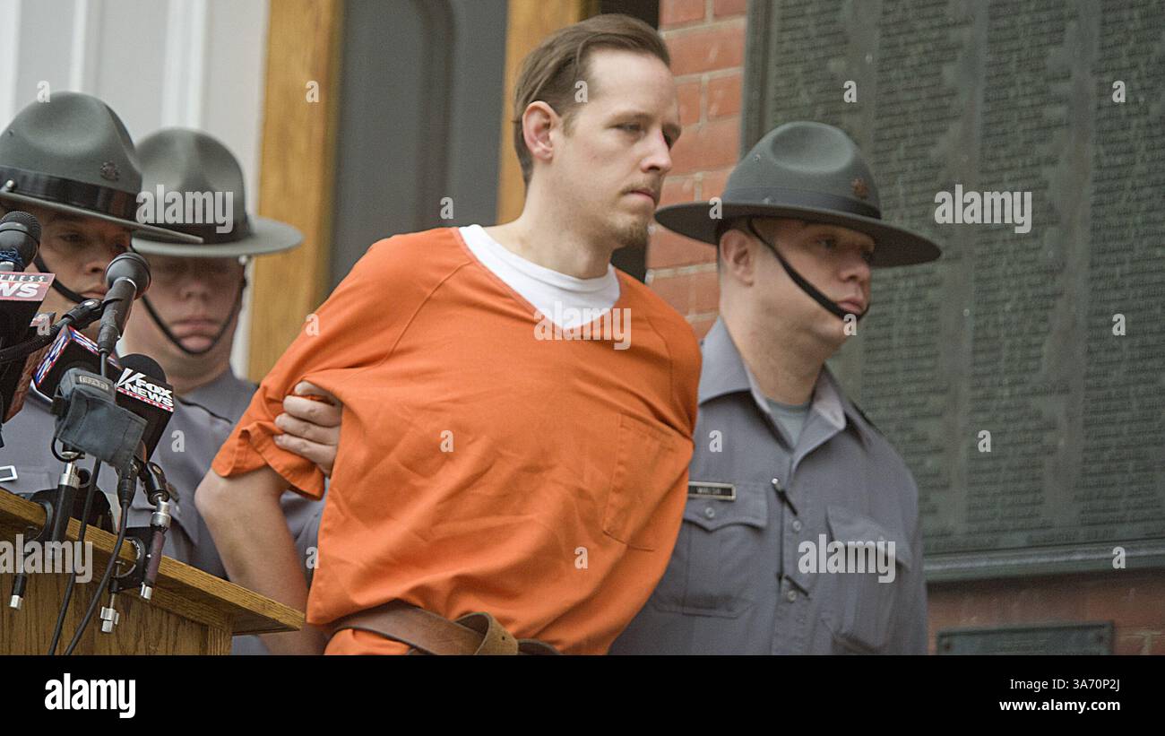 31. Oktober 2014: Milford, Pennsylvania, USA: ERIC FREIN wird von seiner Anklage im Pike County Courthouse begleitet. Frein wurde gestern für den mutmaßlichen Mord an Corporal Bryon K. Dickson II., einem Offizier der Pennsylvania State Police, und den mutmaßlichen Mord an Alex Douglass, einem weiteren Staatspolizisten in Pike County, Pennsylvania, am 12. September 2014 gefangen genommen. (Kreditbild: © Harry Fisher/TNS/ZUMA Wire) Stockfoto