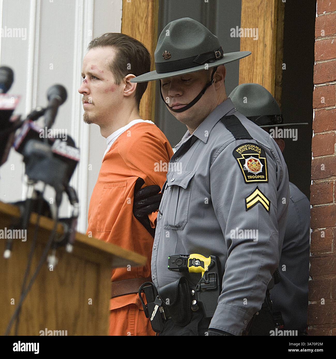 31. Oktober 2014: Milford, Pennsylvania, USA: ERIC FREIN wird von seiner Anklage im Pike County Courthouse begleitet. Frein wurde gestern für den mutmaßlichen Mord an Corporal Bryon K. Dickson II., einem Offizier der Pennsylvania State Police, und den mutmaßlichen Mord an Alex Douglass, einem weiteren Staatspolizisten in Pike County, Pennsylvania, am 12. September 2014 gefangen genommen. (Kreditbild: © Harry Fisher/TNS/ZUMA Wire) Stockfoto