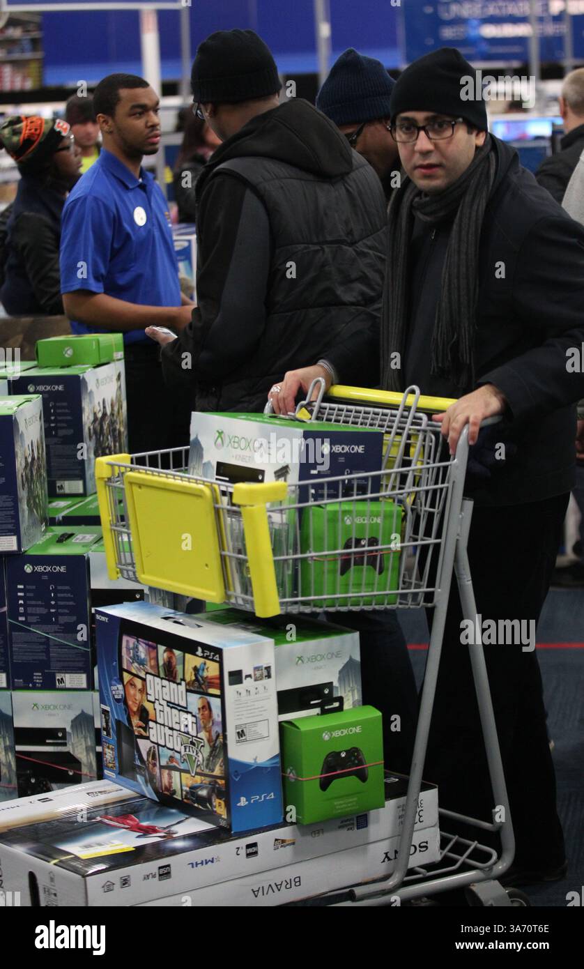 November 2014 - Cincinnati, Ohio, USA S - Mohamed Abdelmalek hat am Donnerstag, den 27. November 2014, seine Xbox 360 One und eine PS4 und einen sony TV im Best Buy Store in Coleman Twp, Ohio, gefunden und abgeholt. (Bild: © Ernest Coleman/ZUMA Wire) Stockfoto