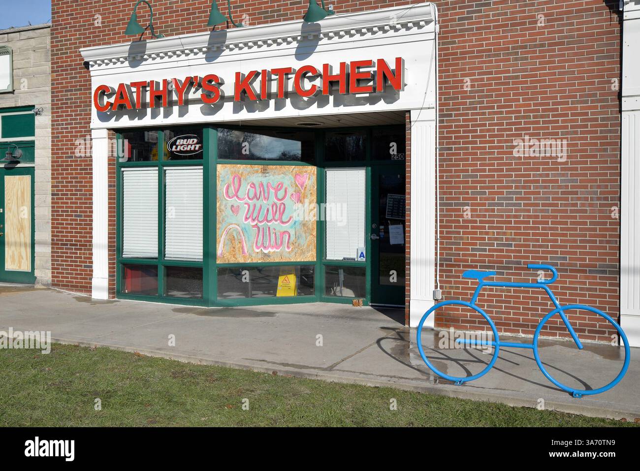 November 2014 - Ferguson, Missouri, USA S - Cathy's Kitchen zeigt ihren Glauben, dass die Liebe das Chaos an einem friedlichen Thanksgiving-Tag besiegen wird, nur drei Tage nachdem die Stadt Ferguson von einem Aufstand verwüstet wurde, weil sie beschlossen hatte, Officer Wilson nicht wegen des Todes von Michael Brown im August 2014 anzuklagen. (Bild: © Richard Ulreich/ZUMA Wire) Stockfoto