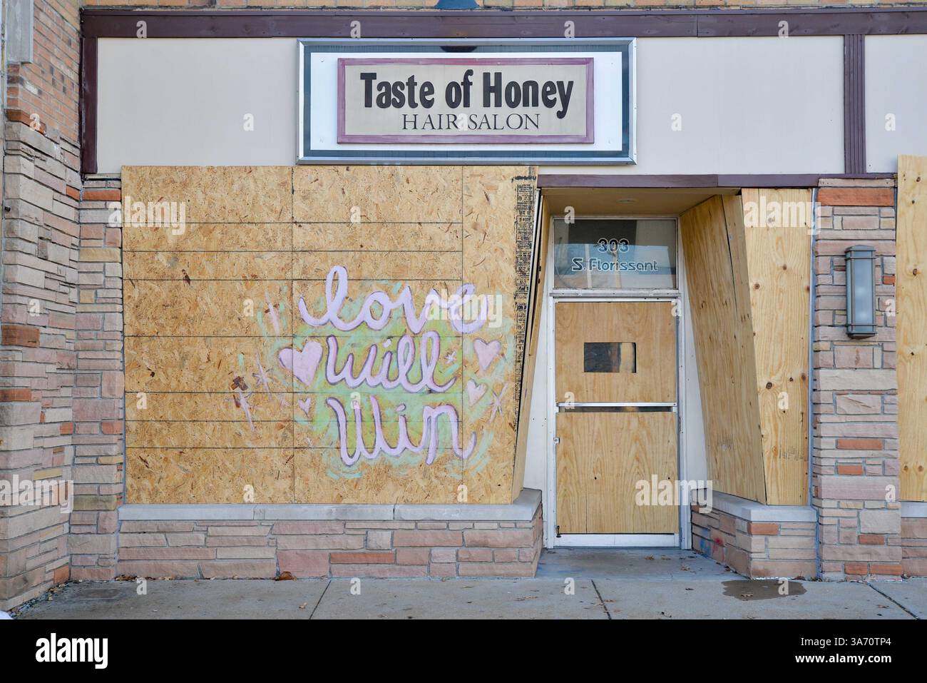 November 2014 - Ferguson, Missouri, USA S - The Taste of Honey Hair Salon predigt, wie die Liebe das Chaos während eines friedlichen Thanksgiving-Tages gewinnen wird, nur drei Tage nachdem die Stadt Ferguson von einem Aufstand heimgesucht wurde, weil sie beschlossen hatte, Officer Wilson nicht wegen des Todes von Michael Brown im August 2014 anzuklagen. (Bild: © Richard Ulreich/ZUMA Wire) Stockfoto