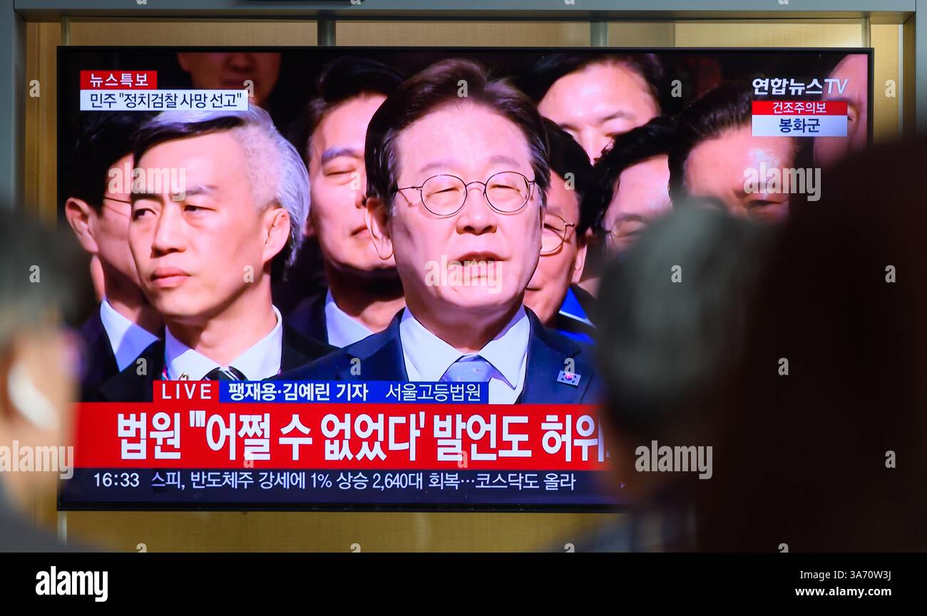 Seoul, Südkorea. März 2025. Eine 24-stündige Yonhap-Nachrichtensendung am Bahnhof Seoul zeigt Lee Jae-myung, Führer der wichtigsten oppositionellen Demokratischen Partei, mit Reportern vor dem Seoul High Court in Seoul zu sprechen, nachdem das Gericht eine Bewährungsstrafe gegen ihn aufgehoben hatte, weil er während der Wahlen 2022 als Präsidentschaftskandidat gelogen hatte und ihn von der Anklage freigesprochen hatte. Quelle: SOPA Images Limited/Alamy Live News Stockfoto