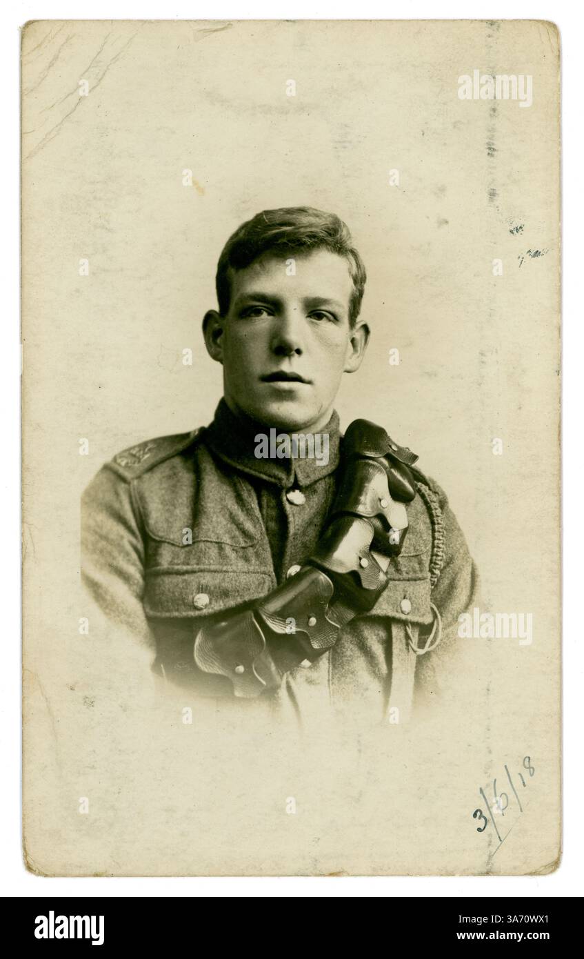 Original-Postkarte aus der Zeit des 1. Weltkriegs mit einem gut aussehenden britischen Soldaten aus dem Ersten Weltkrieg in der Royal Field Artillery (RFA), gekennzeichnet durch sein Revers-Abzeichen. 1. Weltkrieg Soldat 1. Weltkrieg Soldaten. Der junge Mann heißt Frank, in einer ergreifenden Botschaft auf der Rückseite wünscht er seinem „Chum Sid viel Glück“ vom 3. Juni 1918. Stockfoto