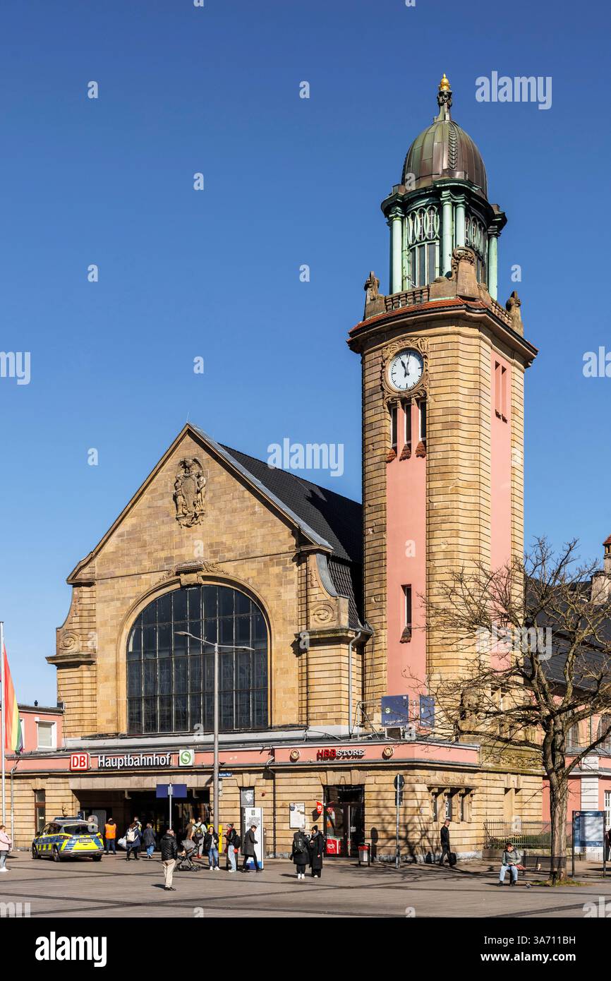 Die neobarocke Bahnhofshalle in Hagen, Ruhrgebiet, Nordrhein-Westfalen. das neobarocke Empfangsgebaeude des Hauptbahnhof Hagen, Stockfoto