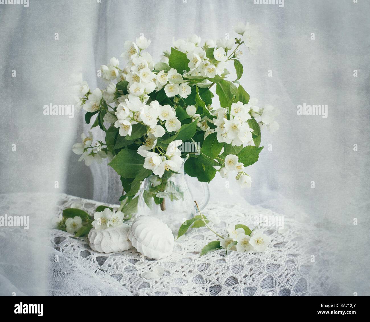 Stillleben mit Jasminzweigen und Marshmallows, weiches Licht, Nahaufnahme, mit Textur. Weißes Stillleben. Stockfoto