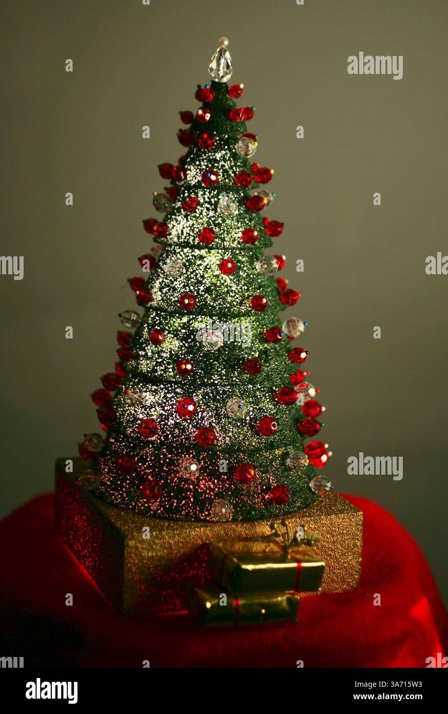 5. Dezember 2006 – in diesem Jahr hat Dow Chemical Co. Eine neue, kreative Art und Weise eingeführt, um die Weihnachtsbaumtradition in Form von Stummelbäumen aus Schaumstoff der Marke Styroporschaum fortzusetzen. (Lew Stamp/Akron Beacon Journal) (Bild: © Lew Stamp/MCT/ZUMAPRESS.com) Stockfoto