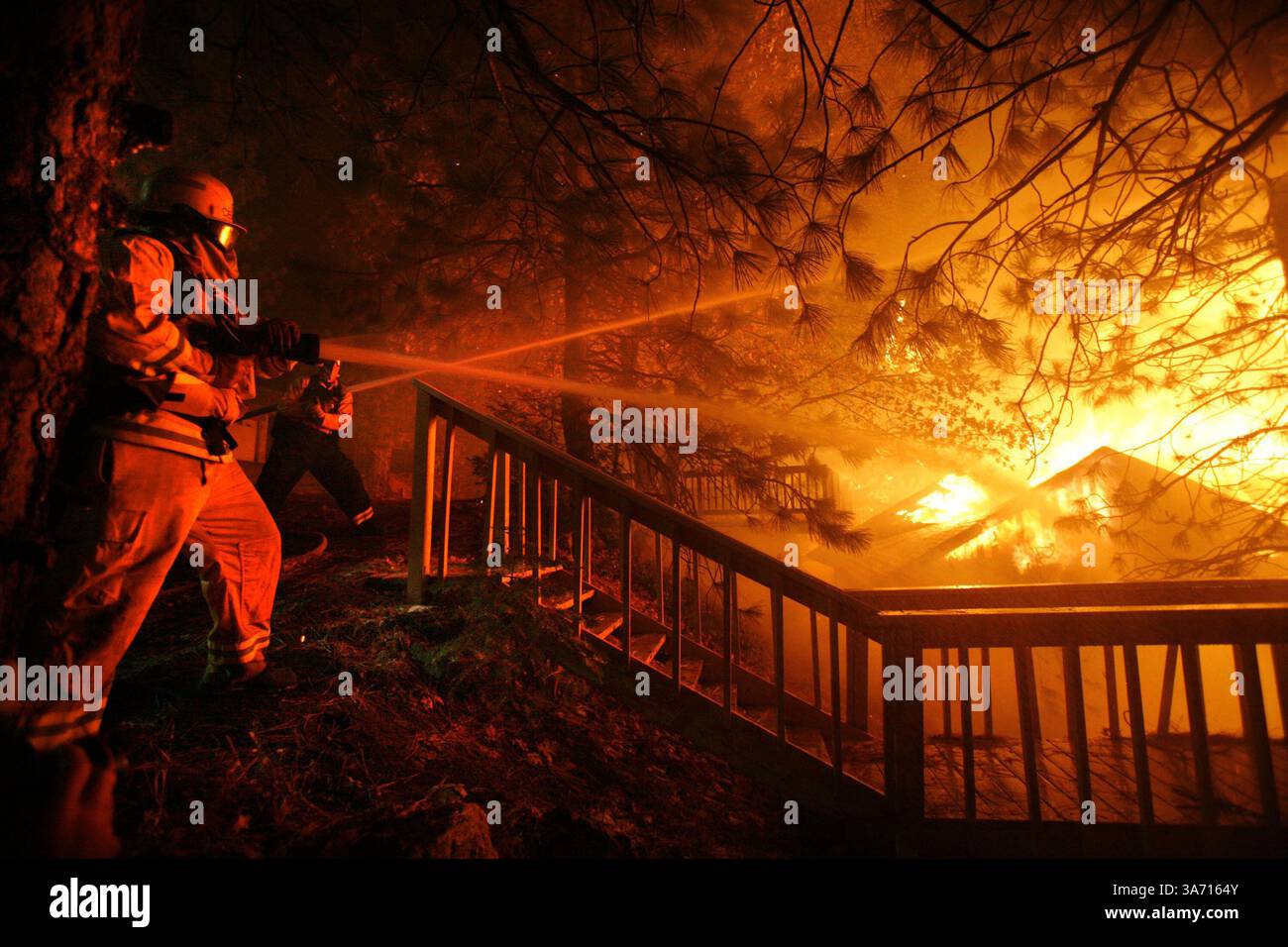 23. Oktober 2007: Die Feuerwehr des Bezirks Los Angeles versucht, die Leitung zu halten, während Dutzende von Häusern in Running Springs, Kalifornien, am Dienstag, den 23. Oktober 2007 in Brand geraten. (Bryan Patrick/Sacramento Bee/MCT) (Bild: © Bryan Patrick/MCT/ZUMAPRESS.com) Stockfoto