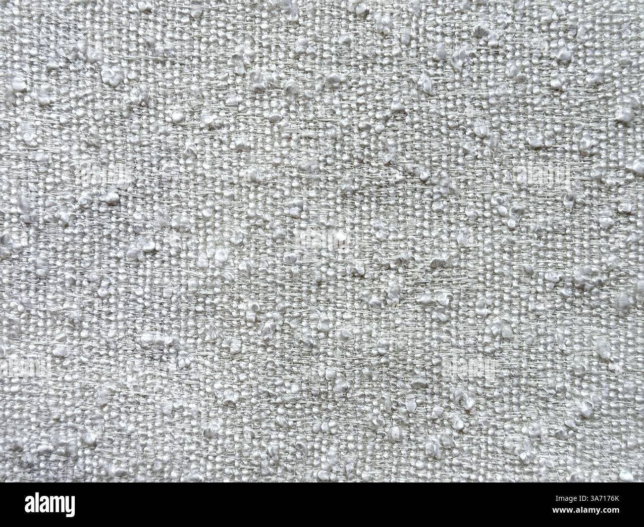 Nahaufnahme einer schönen rauen weißen Stoffstruktur. Mit 3D ausgezogenen Büscheln und zufälligem Grunge-Muster. Nahtlose Hintergrundstruktur Stockfoto