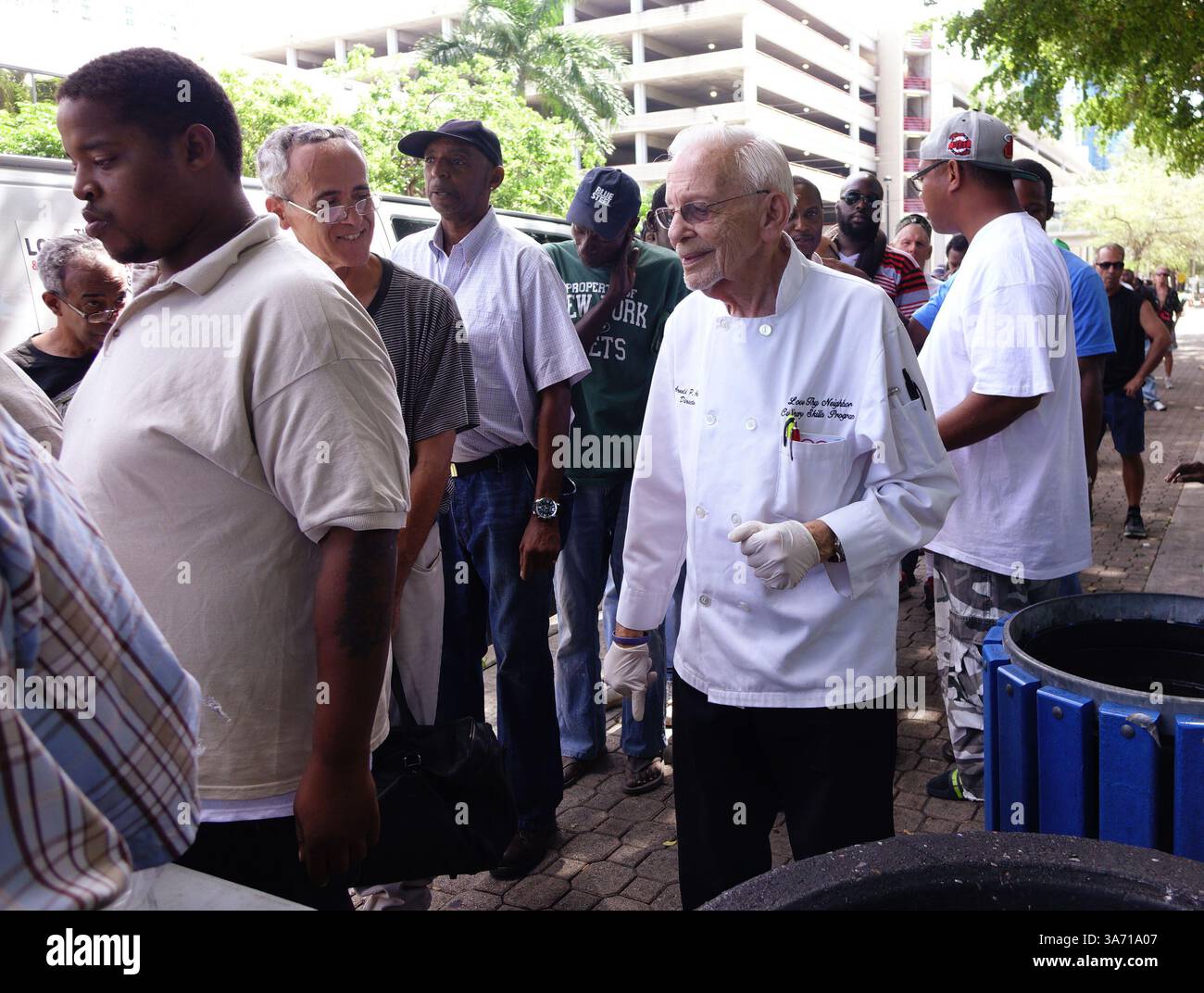 5. Oktober 2014 - Fort Lauderdale, FL, USA - Arnold Abbott, Direktor von Love Thy Neighbor, Right, besucht am 5. Oktober 2014 Menschen, die auf Essen warten, im Stranahan Park in Fort Lauderdale, Florida (Kreditbild: © Joe Cavaretta/TNS/ZUMA Wire) Stockfoto