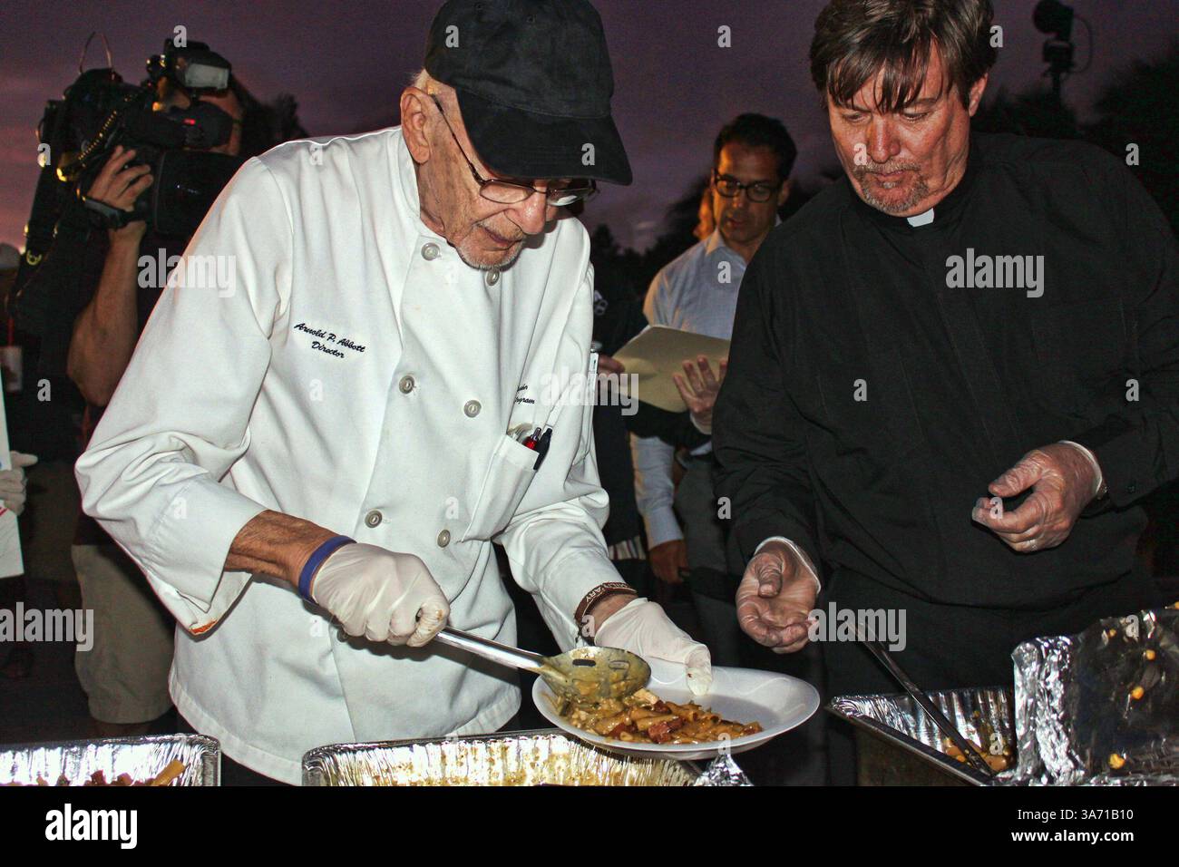 5. November 2014 - Fort Lauderdale, FL, USA - Arnold Abbott, links, der 90-jährige Chef Love Thy Neighbor, hilft zusammen mit anderen Freiwilligen, Obdachlosen am Mittwoch, 5. November in Fort Lauderdale, Florida, zu ernähren. 2014. (Bild: © Michael Clary/TNS/ZUMA Wire) Stockfoto