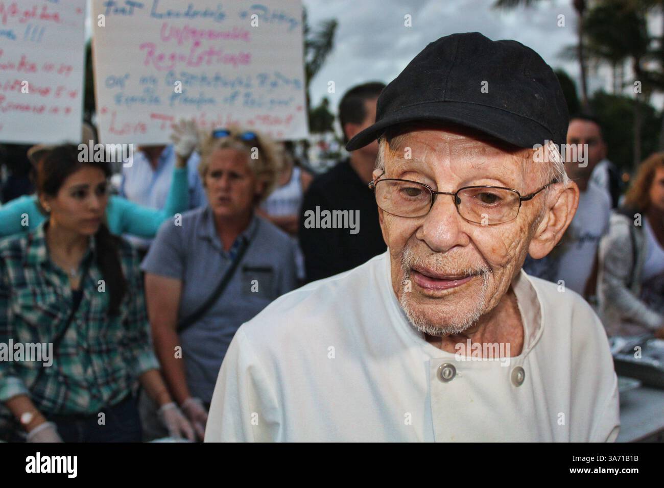 5. November 2014 - Fort Lauderdale, FL, USA - Arnold Abbott, der 90-jährige Chef von Love Thy Neighbor, hilft zusammen mit anderen Freiwilligen, Obdachlosen am Mittwoch, 5. November in Fort Lauderdale, Florida, zu ernähren. 2014. (Bild: © Michael Clary/TNS/ZUMA Wire) Stockfoto