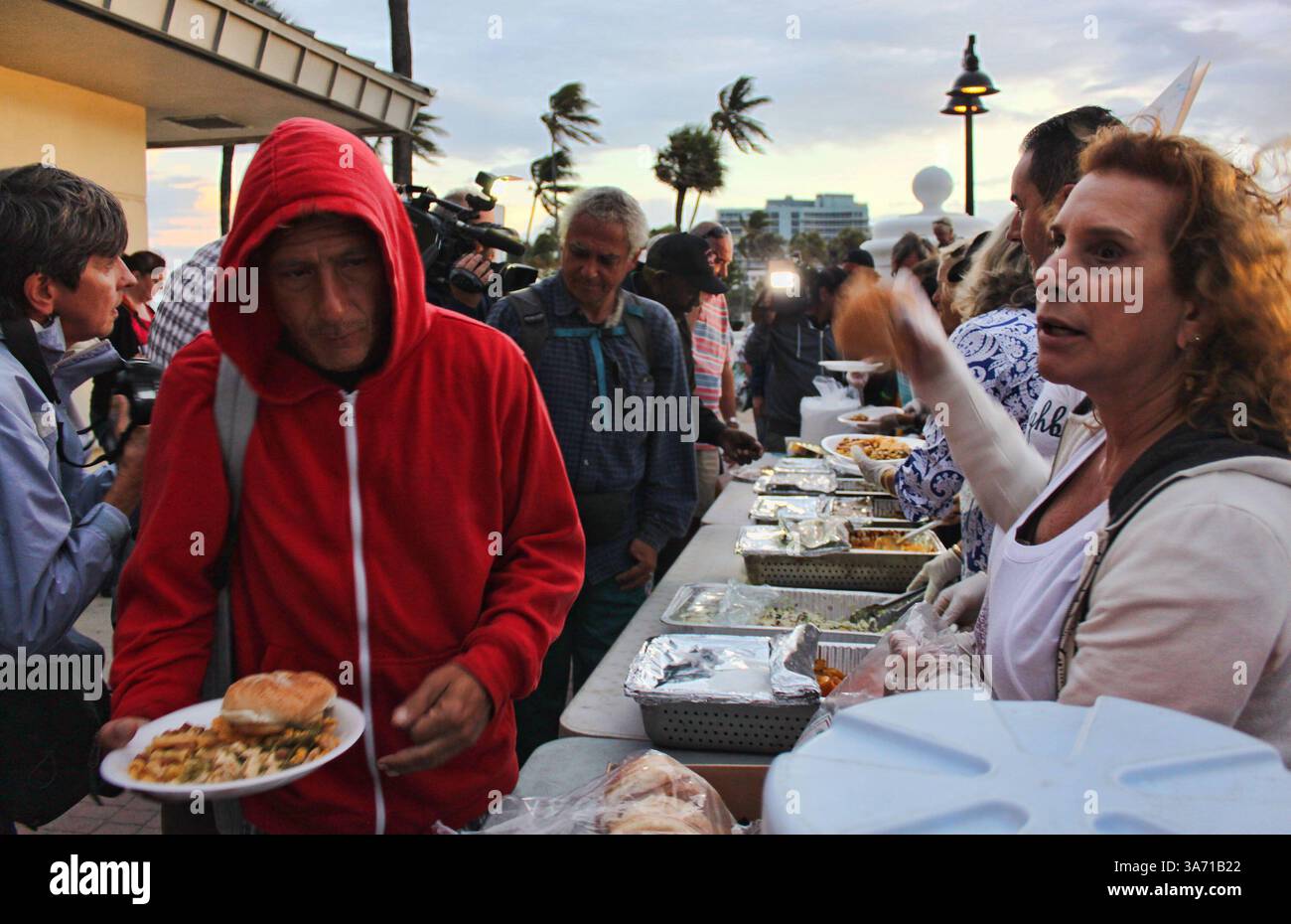 5. November 2014 - Fort Lauderdale, FL, USA - Arnold Abbott, der 90-jährige Chef von Love Thy Neighbor, hilft zusammen mit anderen Freiwilligen, Obdachlosen am Mittwoch, 5. November in Fort Lauderdale, Florida, zu ernähren. 2014. (Bild: © Michael Clary/TNS/ZUMA Wire) Stockfoto