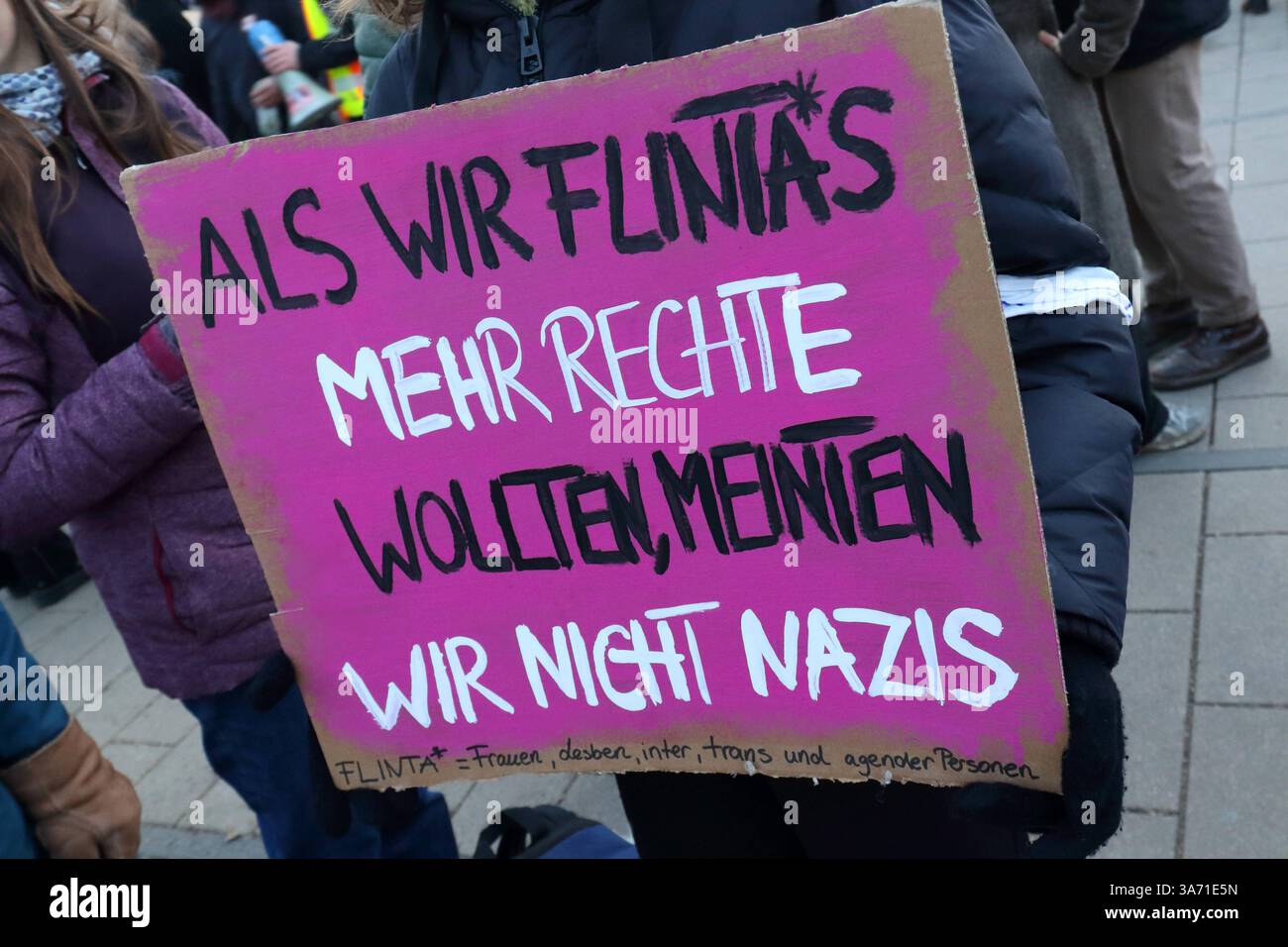 Unter dem Titel nie wieder ist jetzt - Großdemonstration gegen den Rechtsruck in der Gesellschaft - Demoschild: Als uns FLINTA*S MEHR RECHTE WOLLTEN, MEINTEN uns NICHT NAZIS - FLINTA* Frauen, Lesben, inter, trans und Agender Personen - Deutschland, DE, DEU, Deutschland, Gießen, 08.02.2025: Protestaktion gegen rechte Tendenzen und den gesellschaftlichen Rechtsruck in weiten Teilen der Deutschen Bevölkerung. Ein weiteres aktuelles Thema war die Abstimmung von Union, FDP und AfD im Deutschen Bundestag zur Migrationsdebatte. Die Protestierenden zeigen ihren Unmut gegen den Kanzlerkandidaten der CD Stockfoto