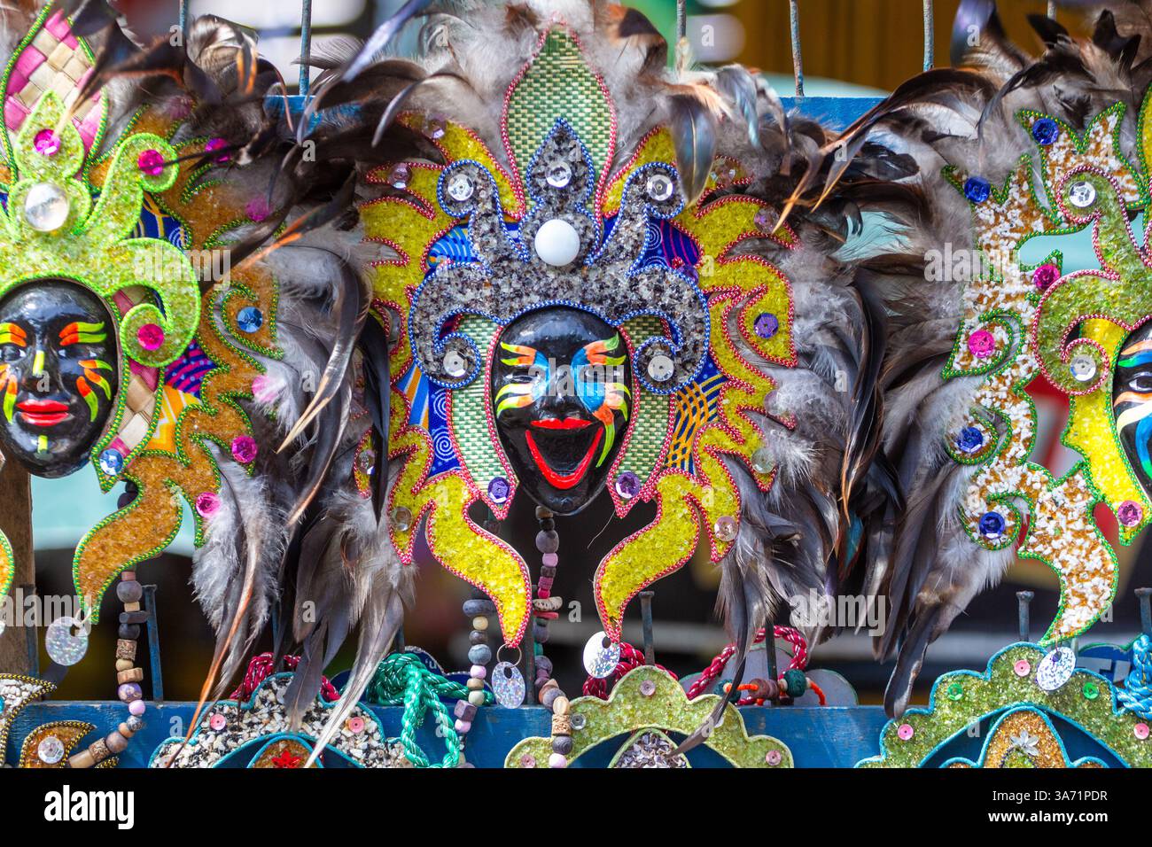 Dinagyang Festival Schmuckstücke und Souvenirs zum Verkauf in Iloilo, Philippinen, mit bunten Masken, Accessoires und handgefertigtem Kunsthandwerk Stockfoto