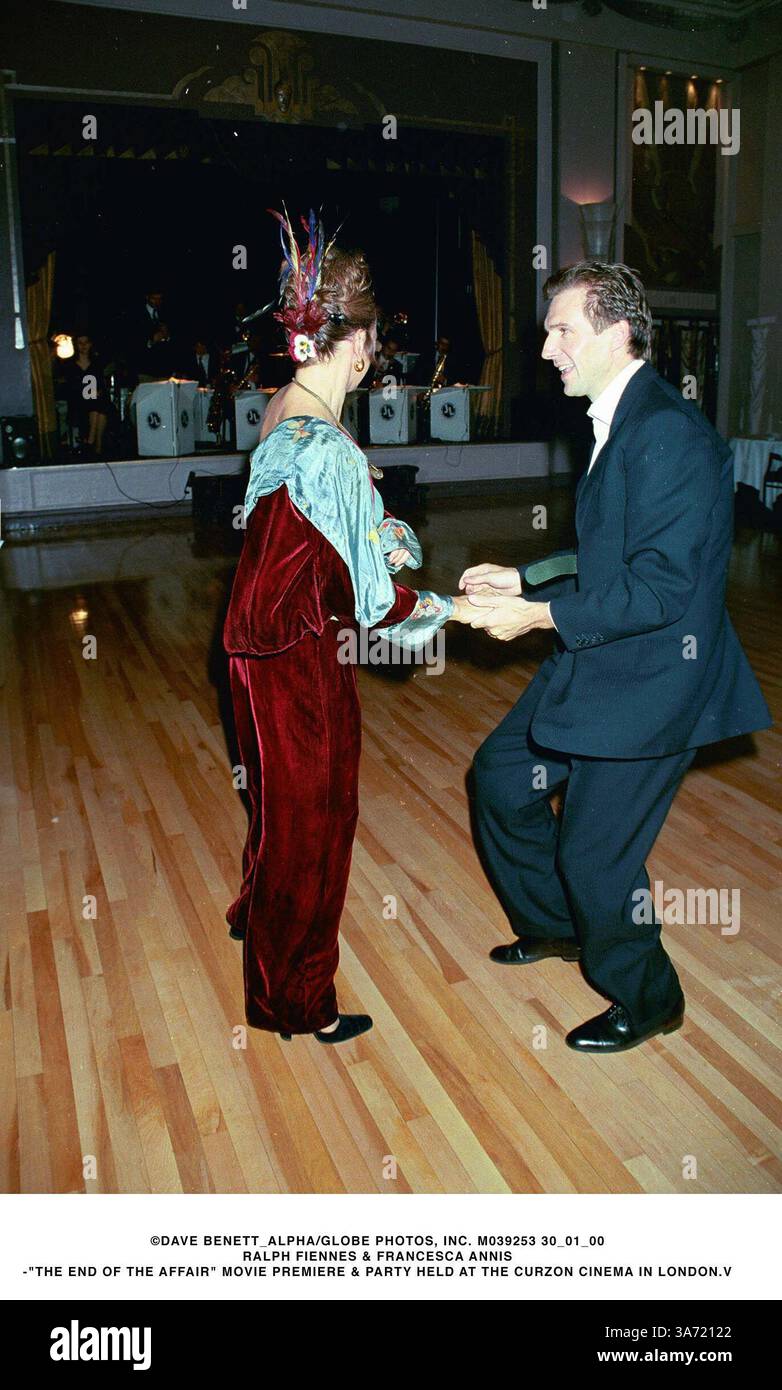 30. JANUAR 2000 - LONDON, GROSSBRITANNIEN - ©DAVE BENETT ALPHA/ M039253 30 01 00.RALPH FIENNES & FRANCESCA ANNIS.-''DAS ENDE DER AFFÄRE'' FILMPREMIERE & PARTY IM LONDONER CURZON CINEMA. (Kreditbild: © Globe Photos/ZUMAPRESS.com) Stockfoto