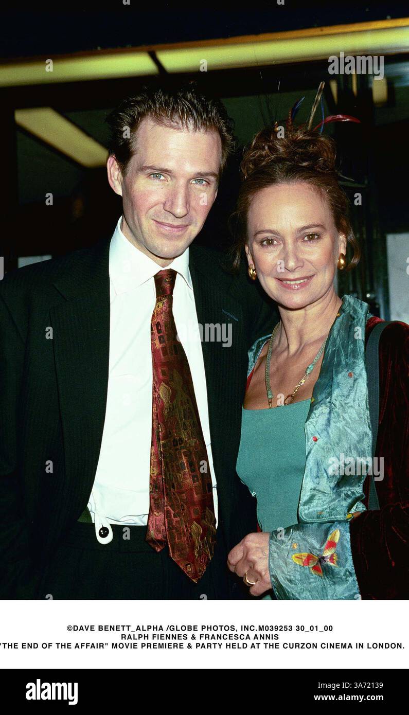 30. JANUAR 2000 - LONDON, GROSSBRITANNIEN - ©DAVE BENETT ALPHA / M039253 30 01 00.RALPH FIENNES & FRANCESCA ANNIS.-''DAS ENDE DER AFFÄRE'' FILMPREMIERE & PARTY IM LONDONER CURZON CINEMA. (Kreditbild: © Globe Photos/ZUMAPRESS.com) Stockfoto