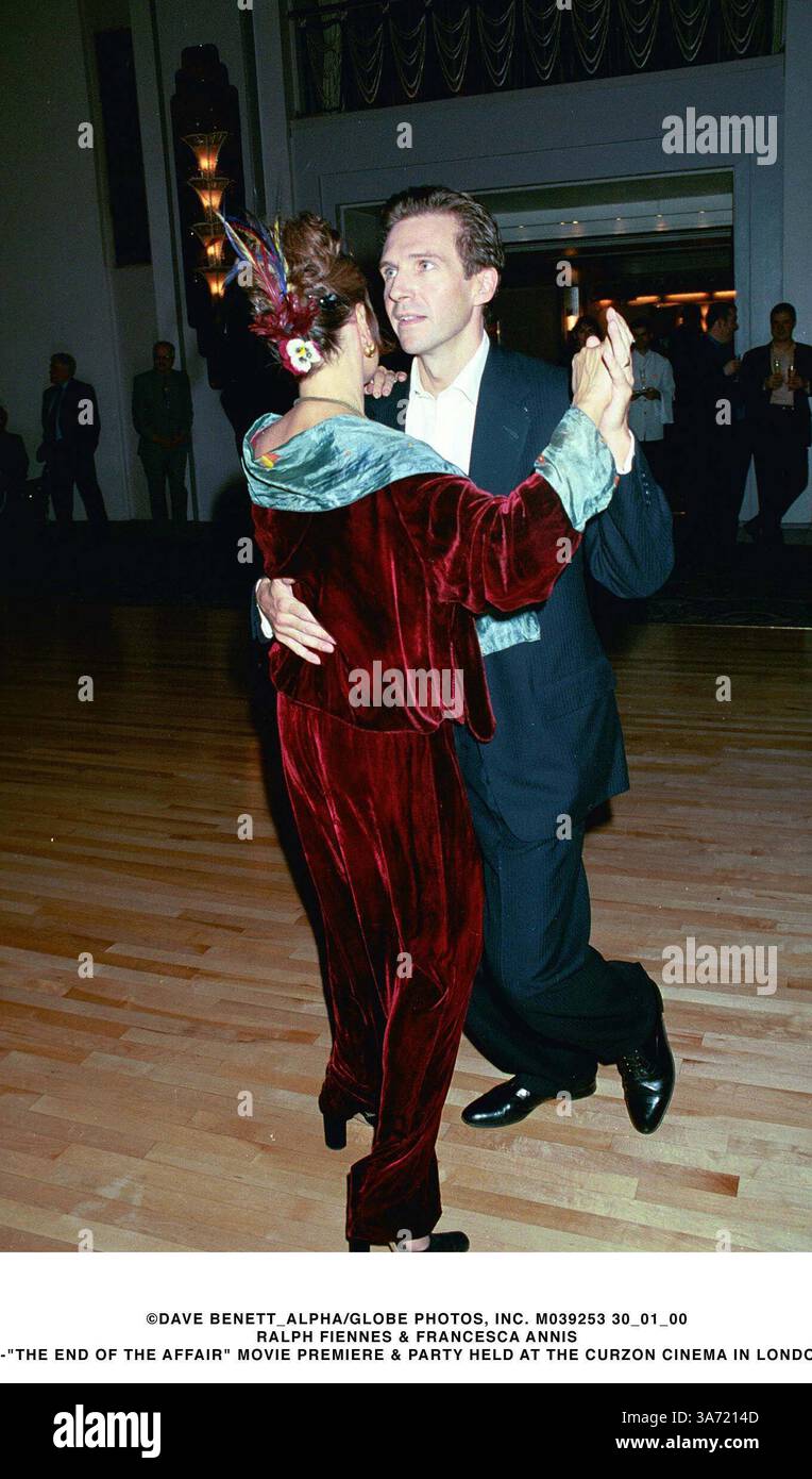 30. JANUAR 2000 - LONDON, GROSSBRITANNIEN - ©DAVE BENETT ALPHA/ M039253 30 01 00.RALPH FIENNES & FRANCESCA ANNIS.-''DAS ENDE DER AFFÄRE'' FILMPREMIERE & PARTY IM LONDONER CURZON CINEMA. (Kreditbild: © Globe Photos/ZUMAPRESS.com) Stockfoto