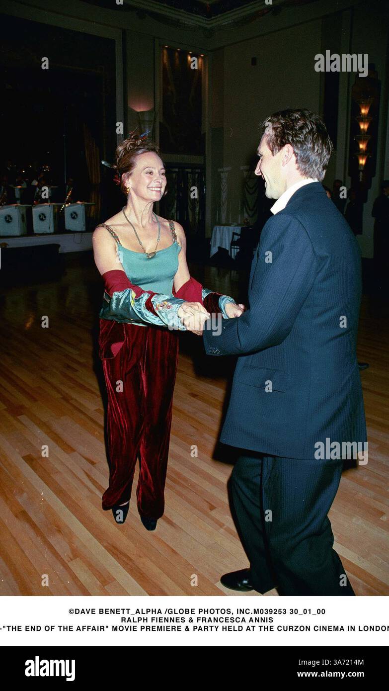 30. JANUAR 2000 - LONDON, GROSSBRITANNIEN - ©DAVE BENETT ALPHA / M039253 30 01 00.RALPH FIENNES & FRANCESCA ANNIS.-''DAS ENDE DER AFFÄRE'' FILMPREMIERE & PARTY IM LONDONER CURZON CINEMA. (Kreditbild: © Globe Photos/ZUMAPRESS.com) Stockfoto