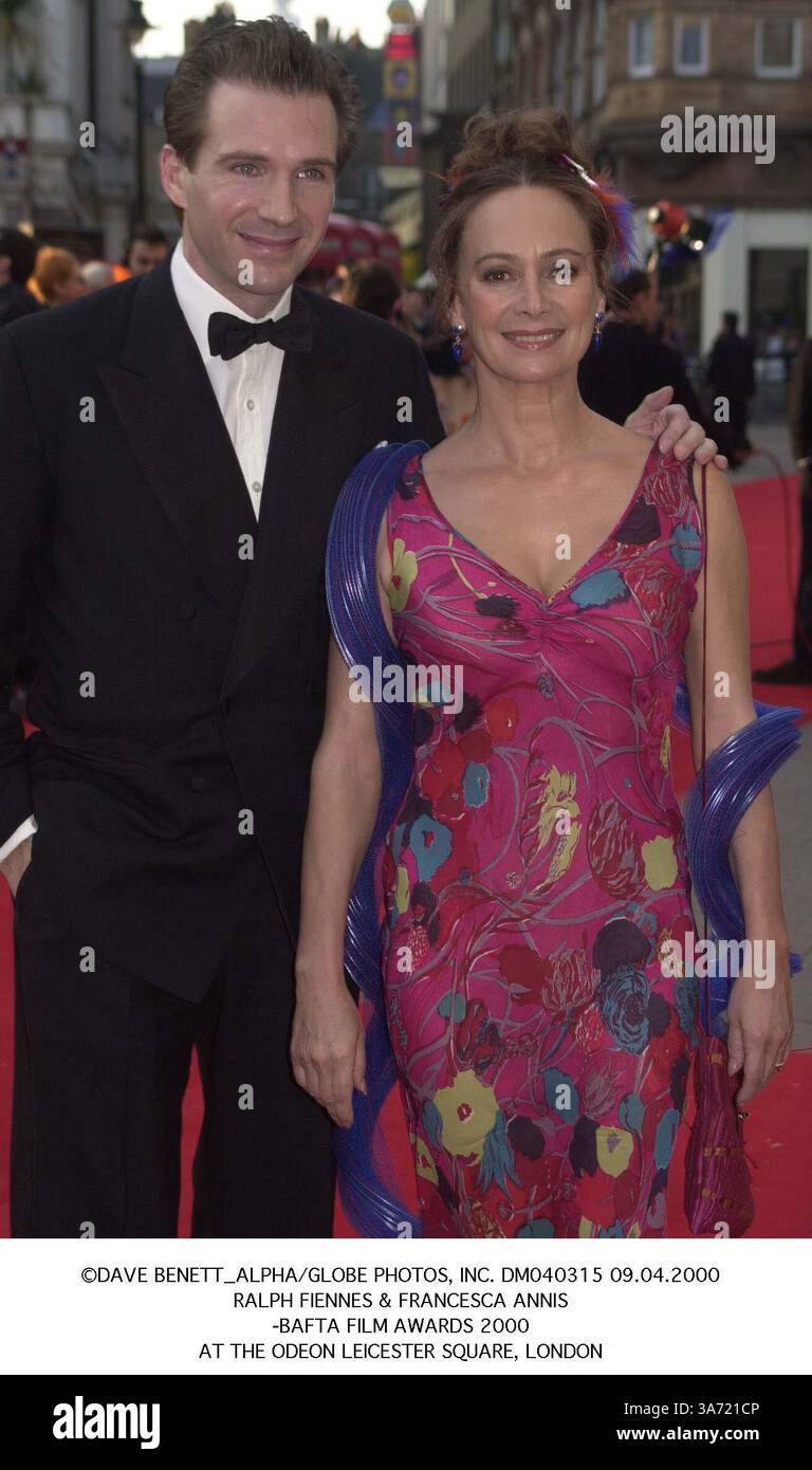 April 2000 - London, Großbritannien - ©DAVE BENETT ALPHA/ DM040315 09.04.2000.RALPH FIENNES & FRANCESCA ANNIS.-BAFTA FILM AWARDS 2000.AT THE ODEON LEICESTER SQUARE, LONDON(Credit Image: © Globe Photos/ZUMAPRESS.com) Stockfoto