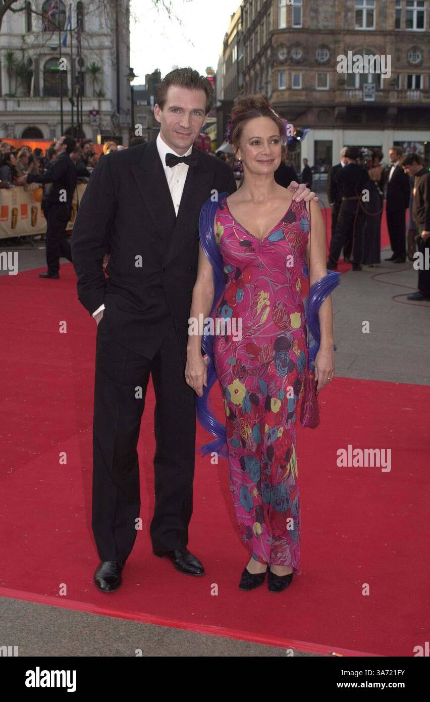 April 2000 - London, Großbritannien - ©DAVE BENETT ALPHA DM040315 09.04.2000.RALPH FIENNES & FRANCESCA ANNIS.-BAFTA FILM AWARDS 2000.AT THE ODEON LEICESTER SQUARE, LONDON(Credit Image: © Globe Photos/ZUMAPRESS.com) Stockfoto