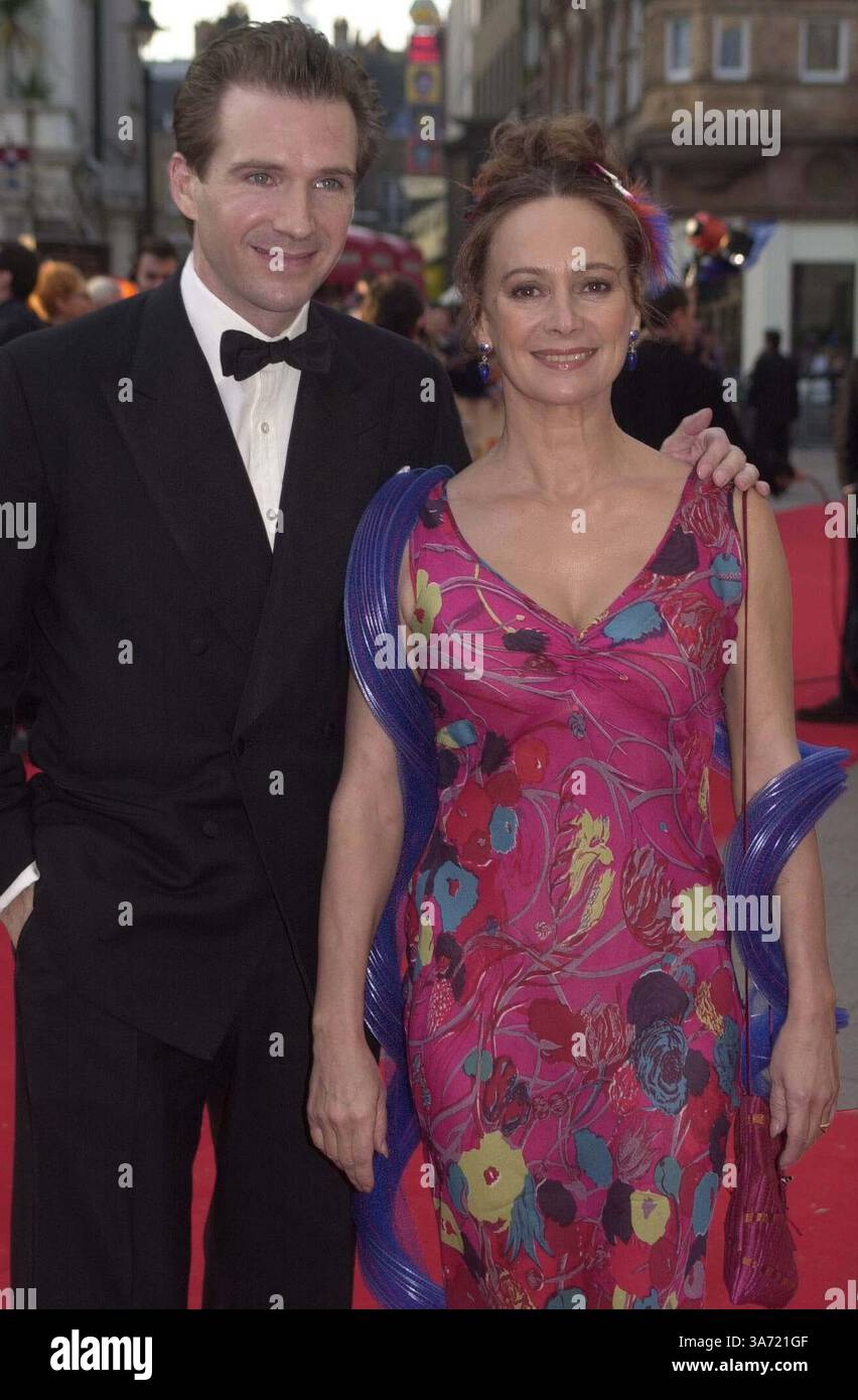 April 2000 - London, Großbritannien - ©DAVE BENETT ALPHA DM040315 09.04.2000.RALPH FIENNES & FRANCESCA ANNIS.-BAFTA FILM AWARDS 2000.AT THE ODEON LEICESTER SQUARE, LONDON(Credit Image: © Globe Photos/ZUMAPRESS.com) Stockfoto