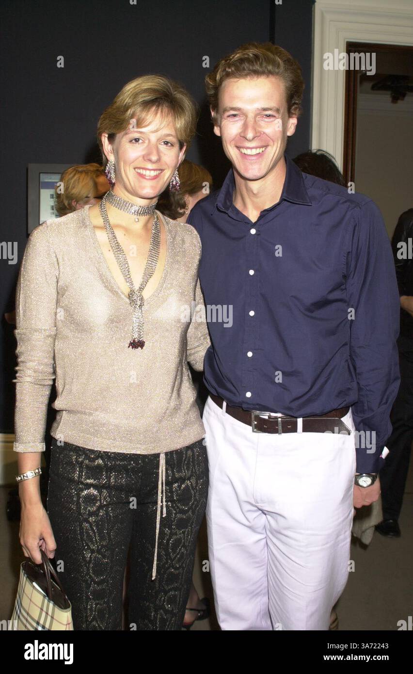 26. SEPTEMBER 2000 - LONDON, GROSSBRITANNIEN - ©DAVE BENETT ALPHA DM042047 25.09.2000.JAMES OGILVY & EHEFRAU JULIA.-UNTERSTÜTZT GILDA'S CLUB CANCER CHARITY. AT SOTHEBY's LONDON(Bild: © Globe Photos/ZUMAPRESS.com) Stockfoto