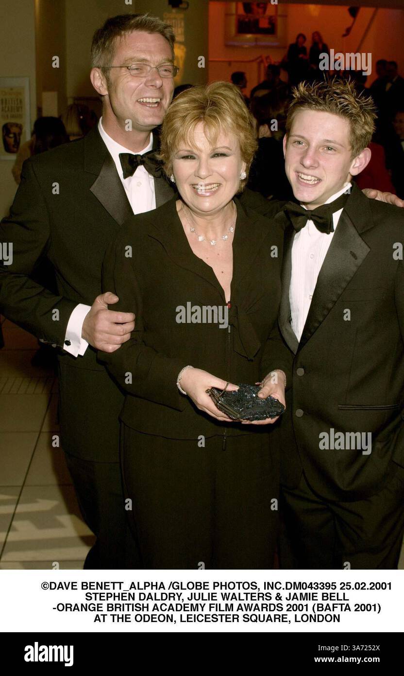 Februar 2001 - London, Großbritannien - ©DAVE BENETT_ALPHA / DM043395 25.02.2001.STEPHEN DALDRY, JULIE WALTERS & JAMIE BELL.-ORANGE BRITISH ACADEMY FILM AWARDS 2001 (BAFTA 2001).AT THE ODEON, LEICESTER SQUARE, LONDON(Credit Image: © Globe Photos/ZUMAPRESS.com) Stockfoto