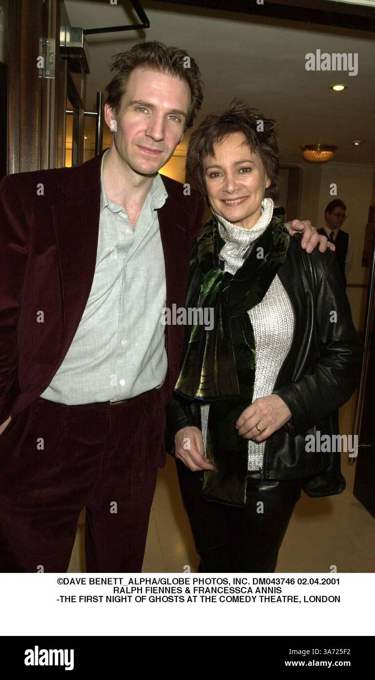 April 2001 - London, Großbritannien - ©DAVE BENETT ALPHA/ DM043746 02.04.2001.RALPH FIENNES & FRANCESSCA ANNIS .-THE FIRST NIGHT OF GHOSTS AT THE COMEDY THEATRE, LONDON(Credit Image: © Globe Photos/ZUMAPRESS.com) Stockfoto