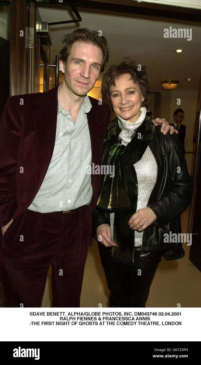 April 2001 - London, Großbritannien - ©DAVE BENETT ALPHA/ DM043746 02.04.2001.RALPH FIENNES & FRANCESSCA ANNIS .-THE FIRST NIGHT OF GHOSTS AT THE COMEDY THEATRE, LONDON(Credit Image: © Globe Photos/ZUMAPRESS.com) Stockfoto
