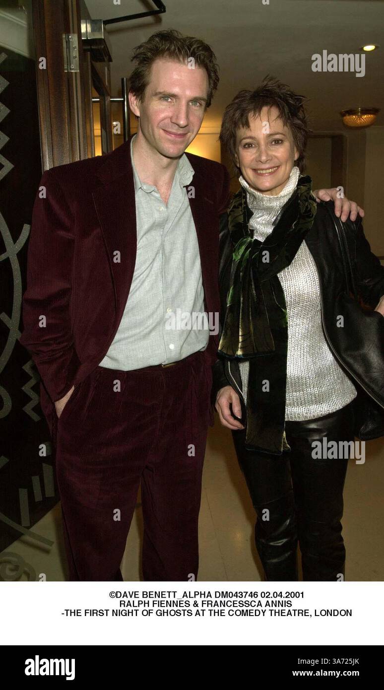 April 2001 - London, Großbritannien - ©DAVE BENETT ALPHA DM043746 02.04.2001.RALPH FIENNES & FRANCESSCA ANNIS .-THE FIRST NIGHT OF GHOSTS AT THE COMEDY THEATRE, LONDON(Credit Image: © Globe Photos/ZUMAPRESS.com) Stockfoto