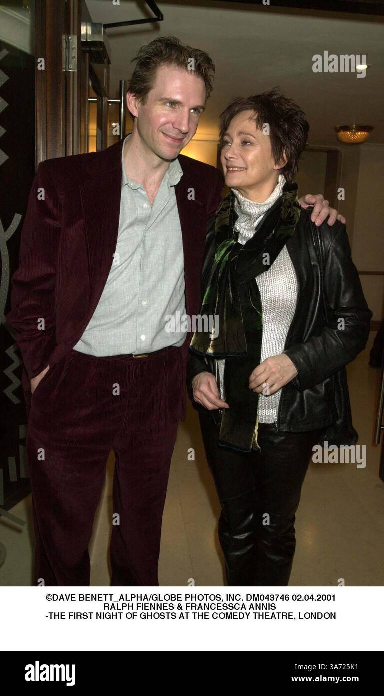 April 2001 - London, Großbritannien - ©DAVE BENETT ALPHA/ DM043746 02.04.2001.RALPH FIENNES & FRANCESSCA ANNIS .-THE FIRST NIGHT OF GHOSTS AT THE COMEDY THEATRE, LONDON(Credit Image: © Globe Photos/ZUMAPRESS.com) Stockfoto