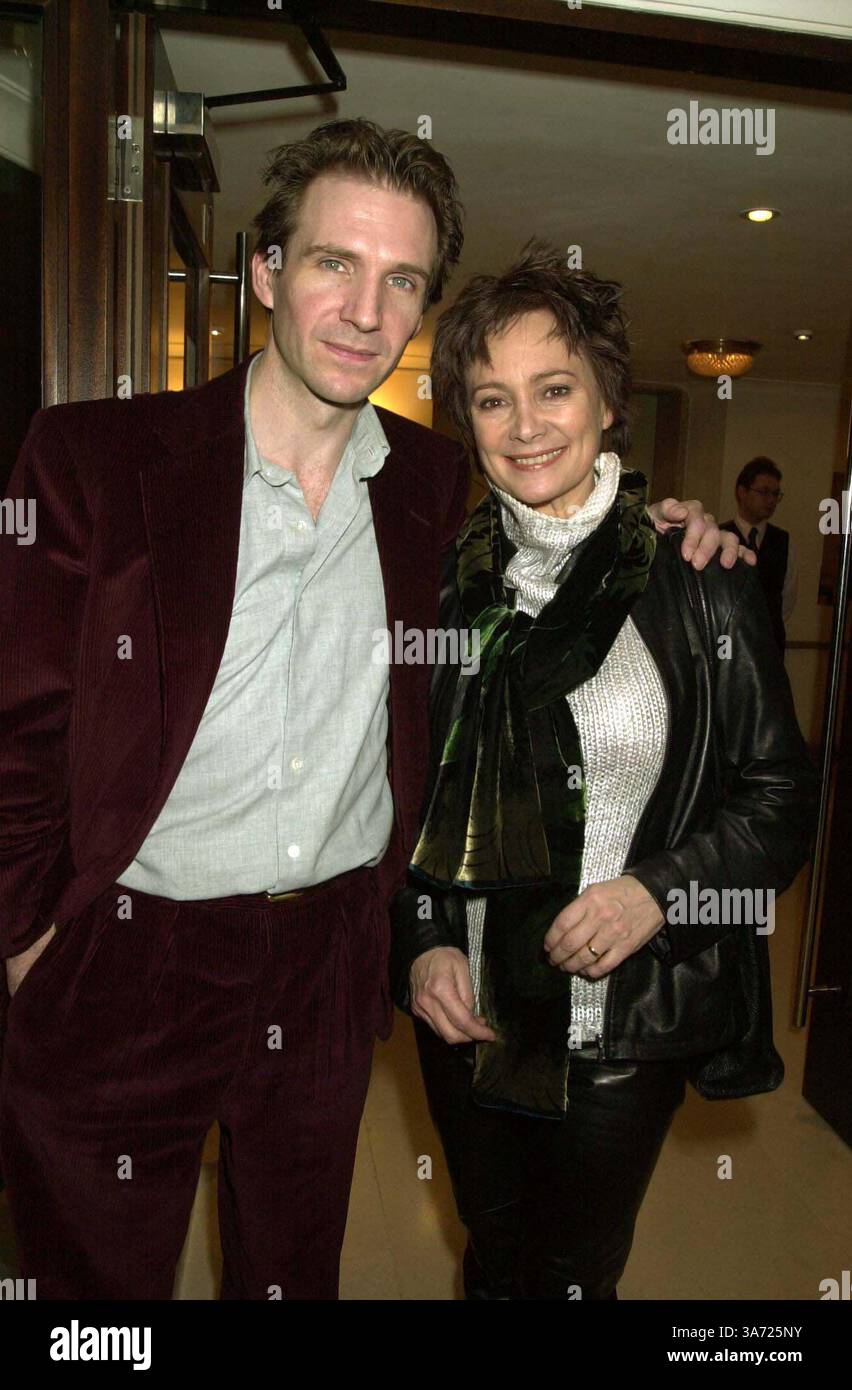 April 2001 - London, Großbritannien - ©DAVE BENETT ALPHA DM043746 02.04.2001.RALPH FIENNES & FRANCESSCA ANNIS .-THE FIRST NIGHT OF GHOSTS AT THE COMEDY THEATRE, LONDON(Credit Image: © Globe Photos/ZUMAPRESS.com) Stockfoto