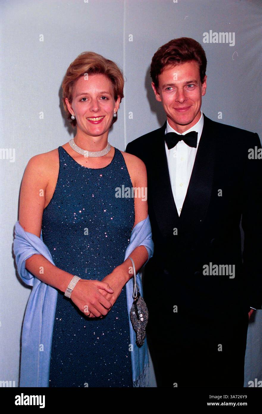 Juni 2001 - Middlesex, Großbritannien - 09/99 SYON HOUSE, MIDDLESEX. JAMES & JULIA OGILVY. MODENSCHAU „DE BEERS/VERSACE“ „DIAMANTEN SIND FÜR IMMER“ (Foto: © Dave Benett/ZUMA Wire) Stockfoto