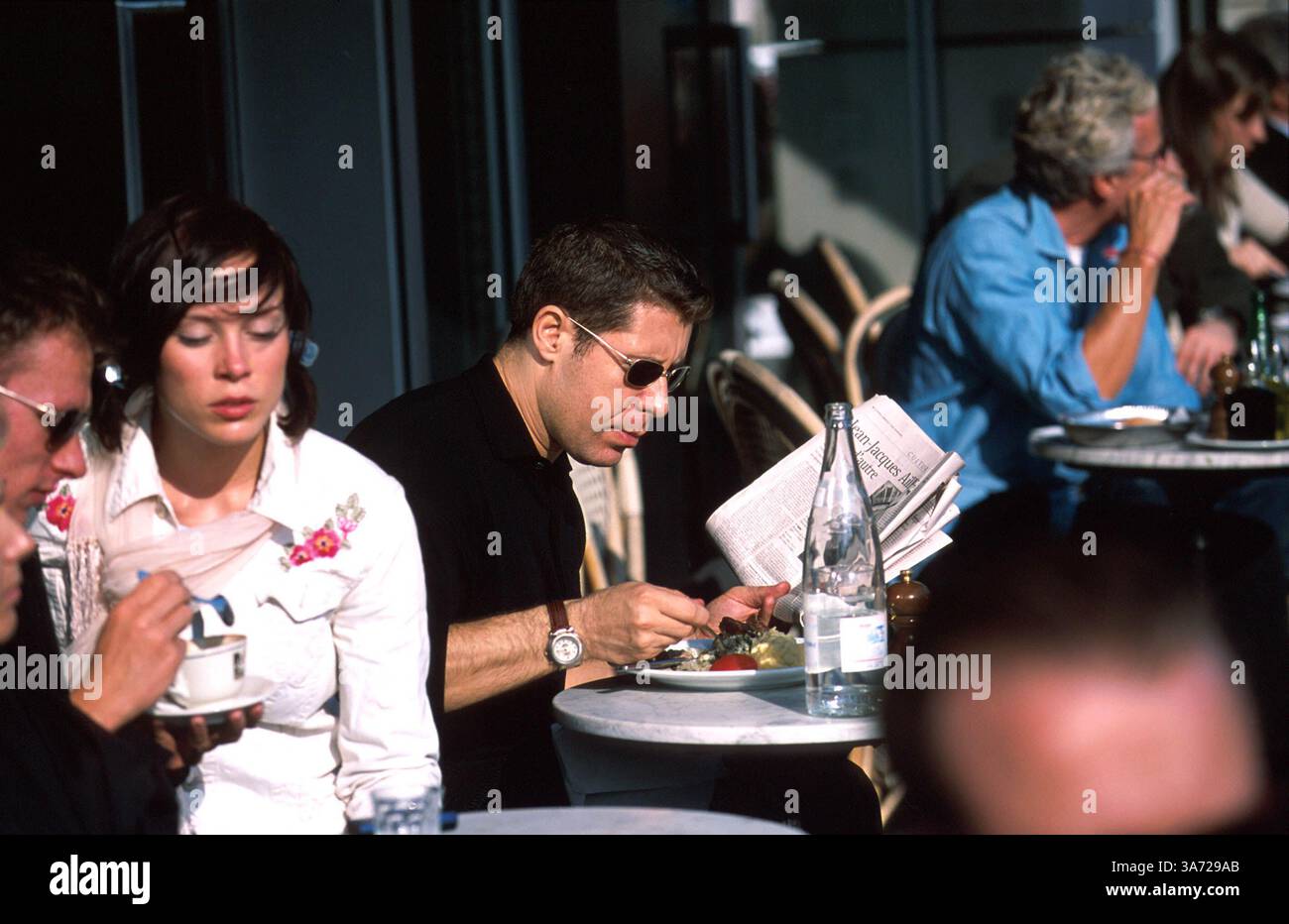 Januar 2011 - K32494 DEUTSCHLAND. BERLIN, DEUTSCHLAND. LEUTE BEOBACHTEN EINEN ORT VOR DEM 'CAFE EINSTEIN' IN DER STRASSE UNTER DEN LINDEN. PAUL QUAYLE/ 2003(Bild: © Globe Photos/ZUMAPRESS.com) Stockfoto
