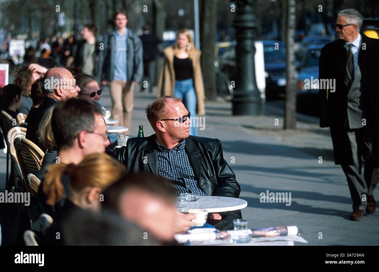 Januar 2011 - K32494 DEUTSCHLAND. BERLIN, DEUTSCHLAND. LEUTE BEOBACHTEN EINEN ORT VOR DEM 'CAFE EINSTEIN' IN DER STRASSE UNTER DEN LINDEN. PAUL QUAYLE/ 2003(Bild: © Globe Photos/ZUMAPRESS.com) Stockfoto