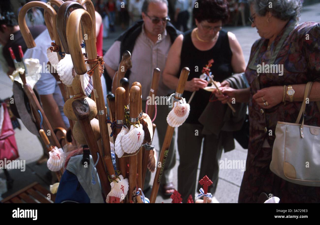 Januar 2011 - Muscheln und Kürbisse zieren Holzstäbchen, drei Symbole des Camino, die an diesem Stand auf der Plaza do Obradoiro verkauft werden. Die meisten, die solche Gegenstände kaufen, sind Tag - Touristen wie die Pilger, die viele Kilometer zurückgelegt haben, haben bereits gekauft, wenn sie es gewünscht haben. . K38704PQ CAMINO, SPANIEN. PAUL QUAYLE/ 2004(Bild: © Globe Photos/ZUMAPRESS.com) Stockfoto