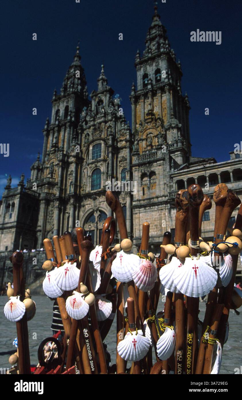 Januar 2011 - Muscheln und Kürbisse zieren Holzstäbchen, drei Symbole des Jakobsweges, die an diesem Stand auf der Plaza do Obradoiro mit der Westfassade der Kathedrale von Santiago verkauft werden. Die meisten, die solche Gegenstände kaufen, sind Tag - Touristen wie die Pilger, die viele Kilometer zurückgelegt haben, haben bereits gekauft, wenn sie es gewünscht haben. . K38704PQ CAMINO, SPANIEN. PAUL QUAYLE/ 2004(Bild: © Globe Photos/ZUMAPRESS.com) Stockfoto